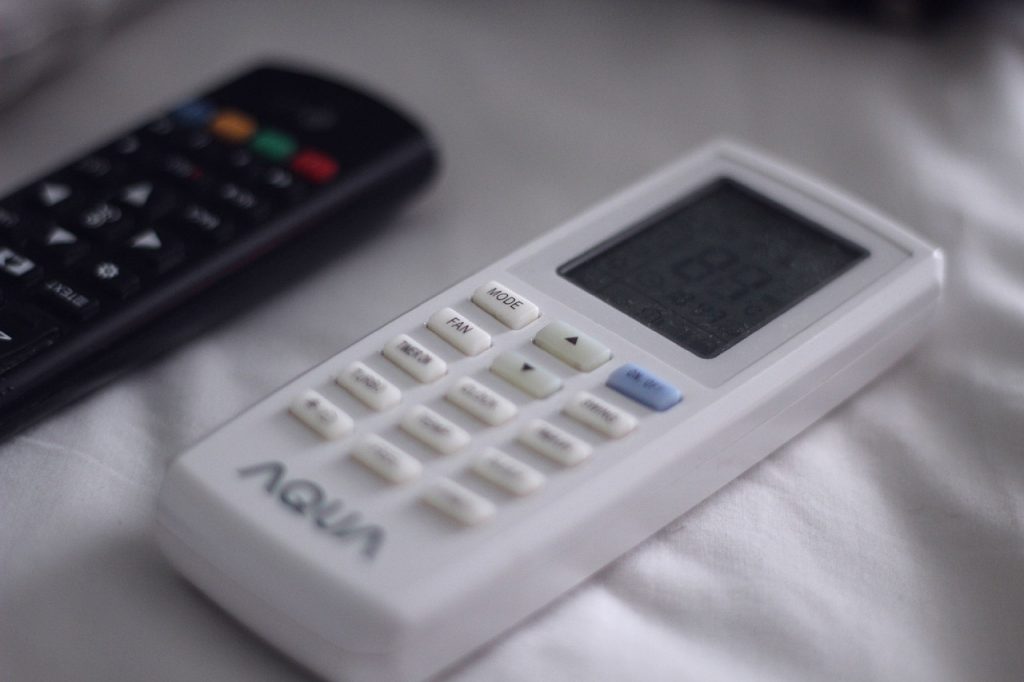 air conditioner dry mode button highlighted on remote control