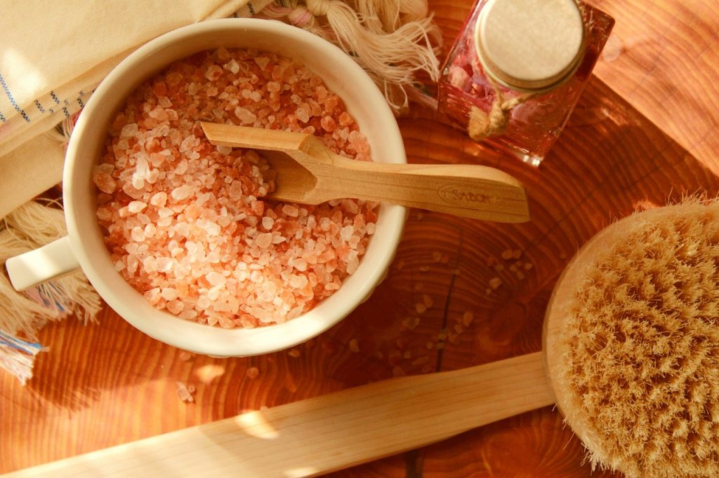 cast iron pot with coarse salt scrubbing method on wooden board